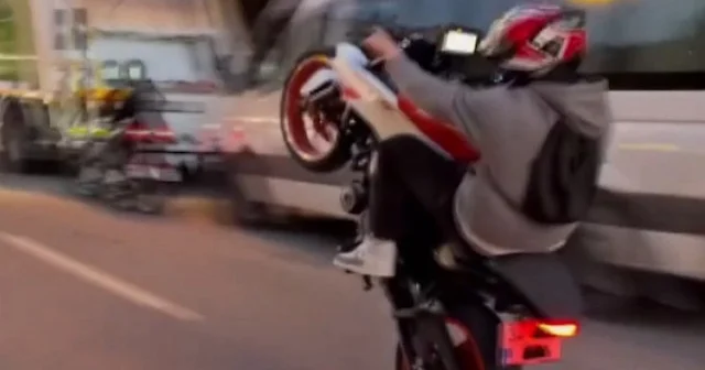 Eyüpsultan da bir sürücü motosikletle trafikte yaptığı akrobatik hareketlere ceza yağdı VİDEO İZLE