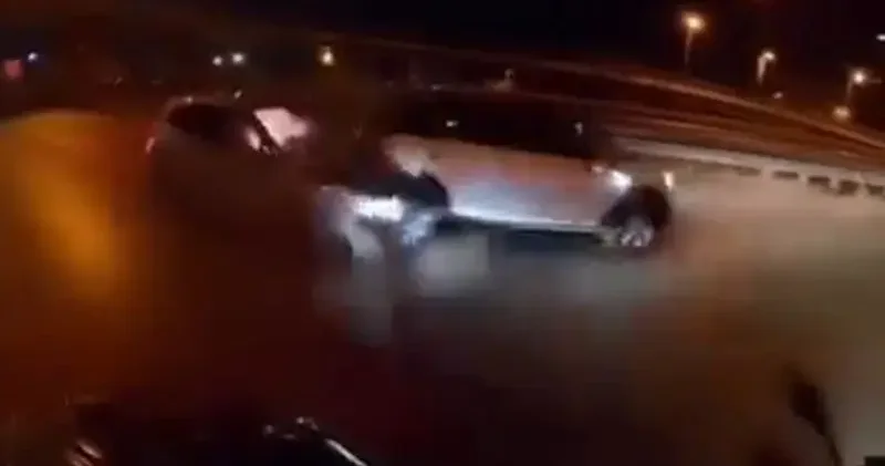 Kadıköy de otomobile arkadan çarptı, motosikletli son anda kurtuldu; kaza anı kamerada