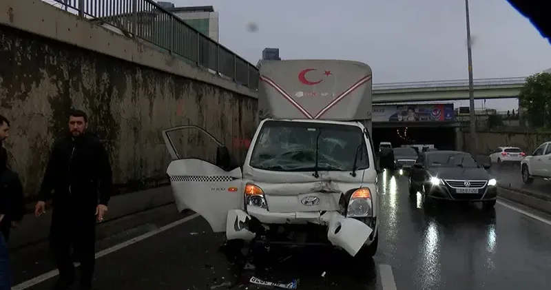 Beykoz da arızalanan hafif ticari araca kamyonet çarptı; 2 yaralı