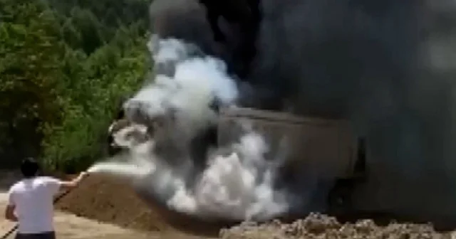 Sinop ta alev alan hafriyat kamyonu kullanılamaz hale geldi VİDEO İZLE