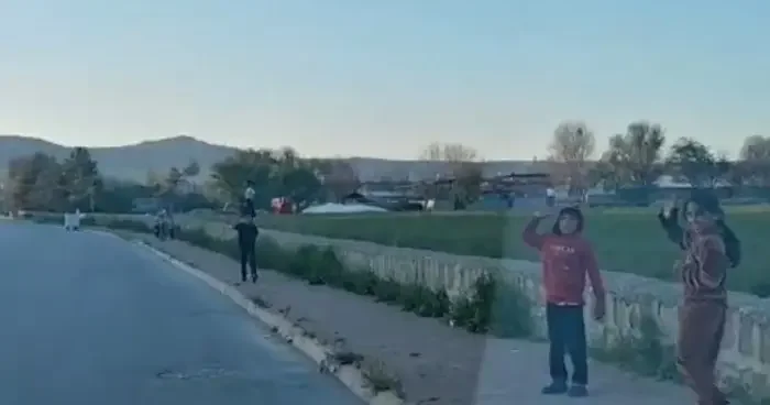 Kayseri de yürek ısıtan görüntüler: Polisleri gördüler, selama durdular