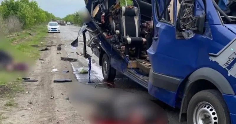 Barış görüşmelerinden sadece birkaç saat sonra... Ukrayna: Rusya sivillerin bulunduğu minibüsü vurdu