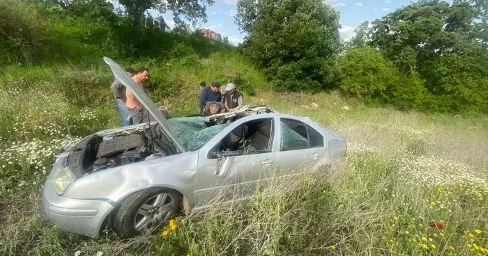 Balıkesir’de tarlaya uçan aracın sürücüsünü vatandaşlar kurtardı
