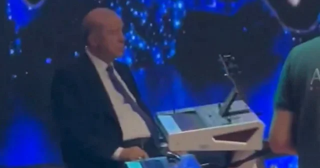 Cumhurbaşkanı Erdoğan Sagopa Kajmer i sahnede dinledi VİDEO İZLE