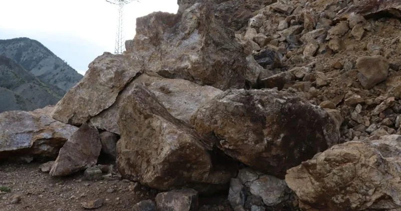 Dev kayalar yolu ulaşıma kapattı