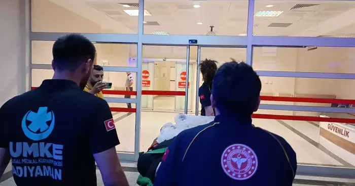 Adıyaman da şarampole devrilen hafif ticari araçtaki 1 kişi hayatını kaybetti