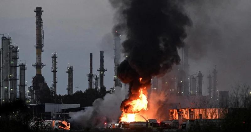 İsrail’in Hayfa kentindeki petrol rafinerisi, aldığı hasar nedeniyle faaliyetlerini durdurdu