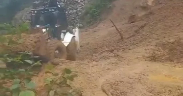 Rize de heyelan; kapanan köy yolu ulaşıma açıldı Rize Haberleri