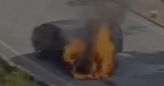 Hatay da 20 gün önce satın alınan otomobil alev alev yandı VİDEO İZLE
