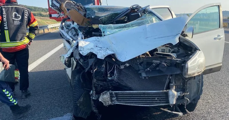 Balıkesir de otoyolda otomobil tıra çarptı: 2 ölü, 2 yaralı