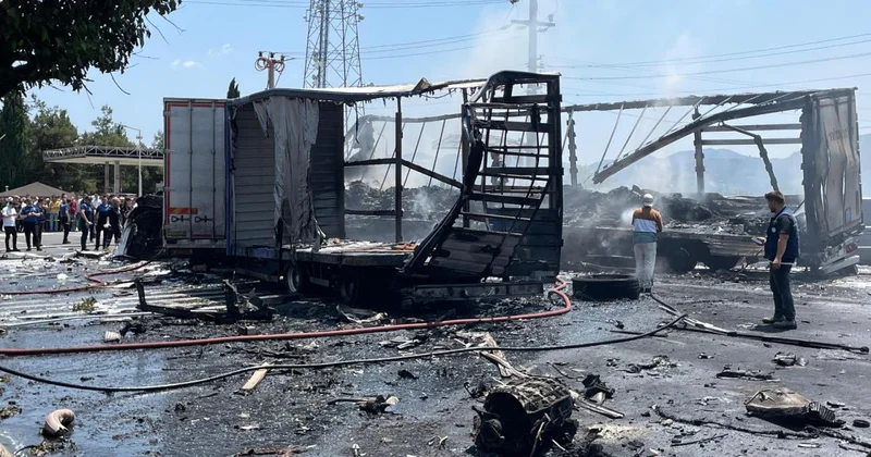Sakarya da 3 tırın karıştığı kazada 1 kişi öldü, 2 kişi yaralandı