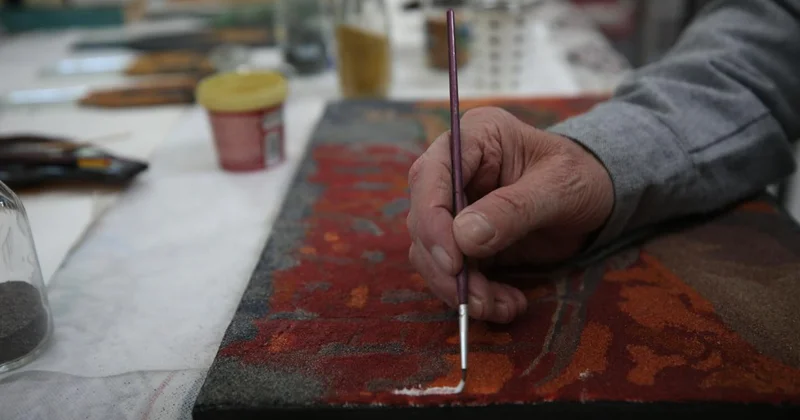 Kum tanelerini sanat eserine dönüştürüyor