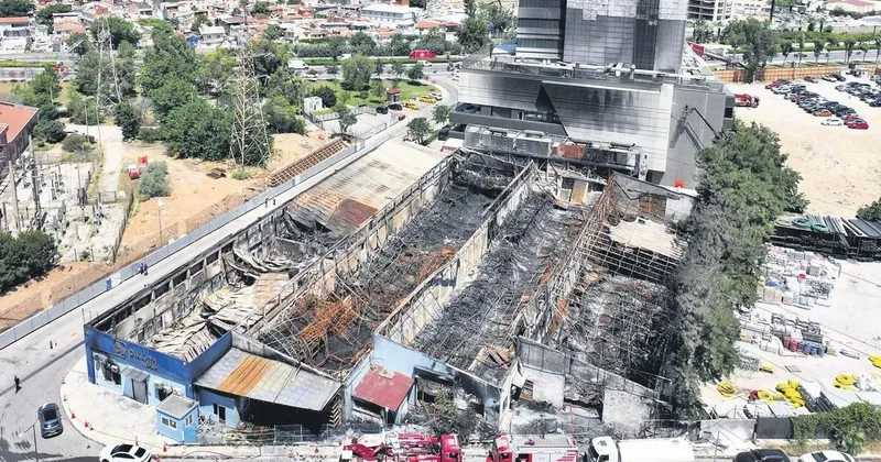 Alevlerin sardığı fabrika küle döndü