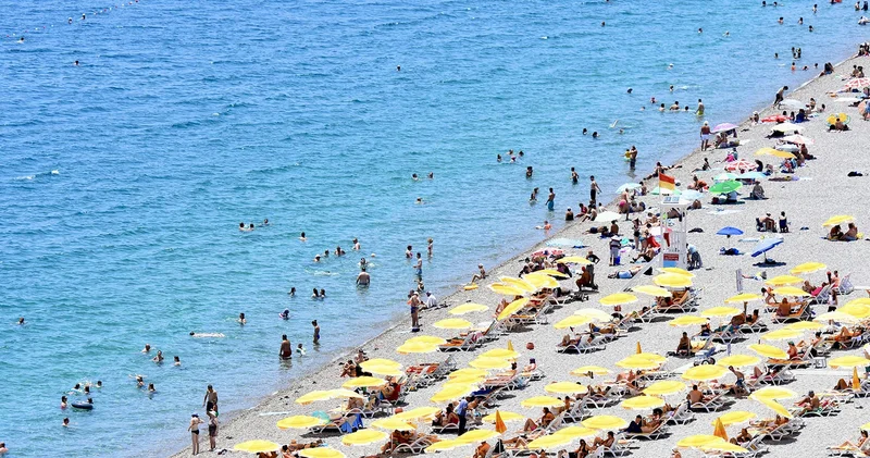 Antalya da sıcaktan bunalanlar kendini denize bıraktı