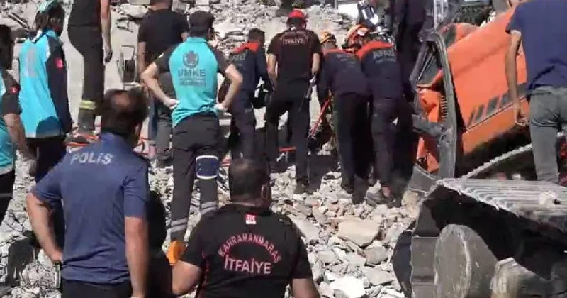 Kahramanmaraş ta ağır hasarlı bina yıkılırken iş makinesinin üzerine devrildi