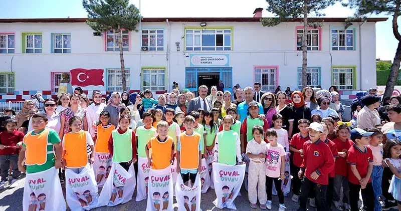Bakan Tekin, öğrenciler ile birlikte halat çekti
