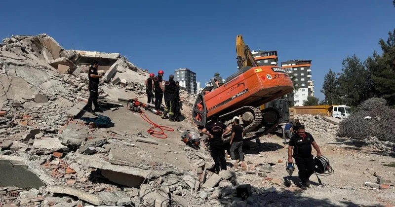 Kahramanmaraş ta iş makinesi enkaz altında kaldı
