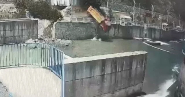 Artvin de kontrolden çıkan kamyon dereye böyle uçtu VİDEO İZLE