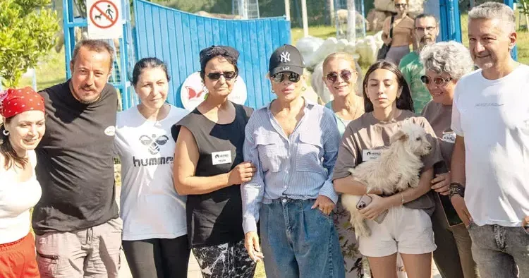 Barınaktaki hayvanları ziyaret etti