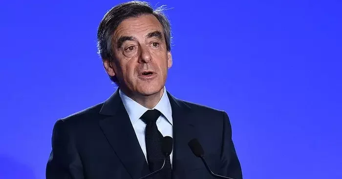 Fransa da yolsuzluktan suçlu bulunan eski Başbakan Fillon a, 5 yıl siyasetten men cezası