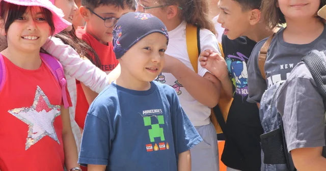 Kanseri yenip okuluna dönen ikinci sınıf öğrencisi Yiğit balonlarla karşılandı Çankırı Haberleri
