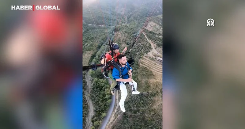 Yamaç paraşütüyle uçarken klarnet çaldı