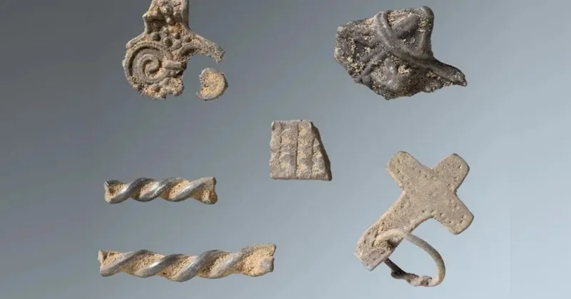 Metal dedektörü ile Viking hazinesi buldu: Gizemli kolye, Arap dirhemleri, külçeler.... Sözcü Gazetesi