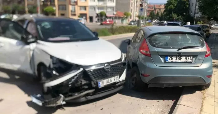 Eskişehir’de 3 araca çarparak durabilen cipin sürücüsü yaralandı