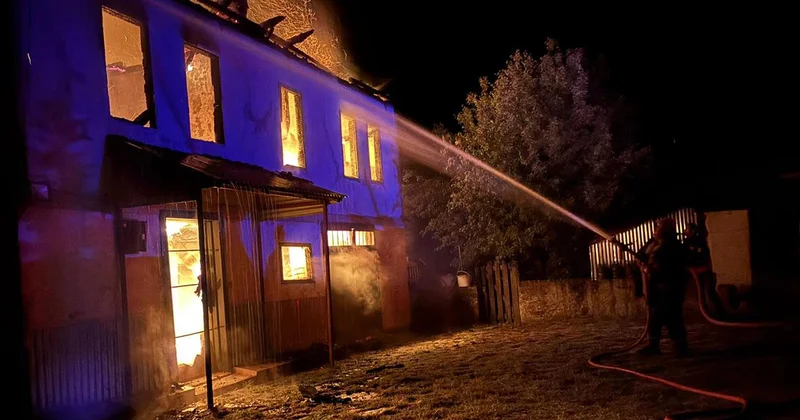 Karabük te 2 katlı müstakil ev alev alev yandı