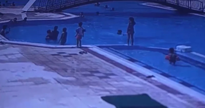 AVM deki havuzda korkutan anlar: 3 yaşındaki çocuğu güvenlik görevlisi kurtardı