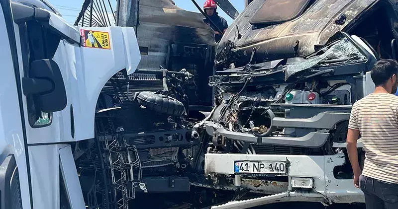 Sakarya da karşı şeride geçen TIR, iki TIR a çarptı: 1 ölü, 2 yaralı