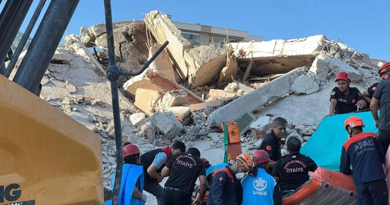 Depremde hasar alan bina çöktü! İş makinesi operatörü hayatını kaybetti