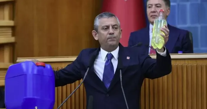 Motorin 50 lirayı aştı, Özgür Özel kendini tutamadı! Kürsüyle bidonla çıktı: İğneden ipliğe zam gelecek