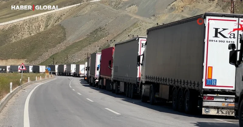 İran İsrail gerginliği: Yüksekova Esendere Gümrük Kapısı nda 2 kilometre tır kuyruğu oluştu