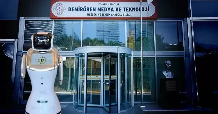Türkiye de ilk kez Demirören Medya ve Teknoloji Lisesi nde açılan bölümü robot tanıtıyor