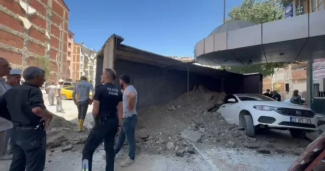 Hafriyat boşaltan kamyon, park halindeki otomobilin üstüne devrildi Elazığ Haberleri