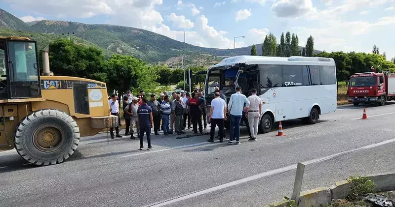 Afyonkarahisar’da yolcu midibüsü ile TIR çarpıştı; 7 yaralı