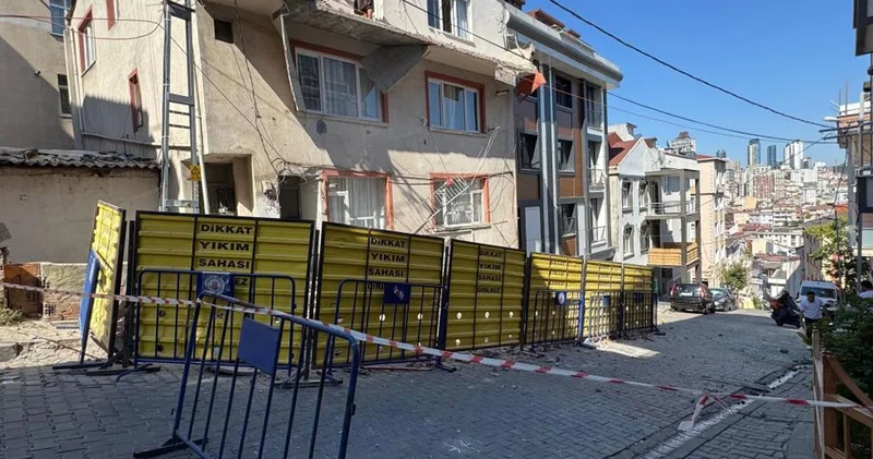 Kağıthane de 3 katlı binada balkon çöktü