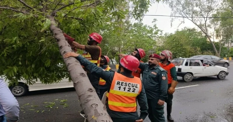 Aşırı yağışlar bir günde 54 can aldı