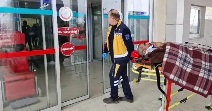 Tırpanla ot biçerken parmağını kopardı