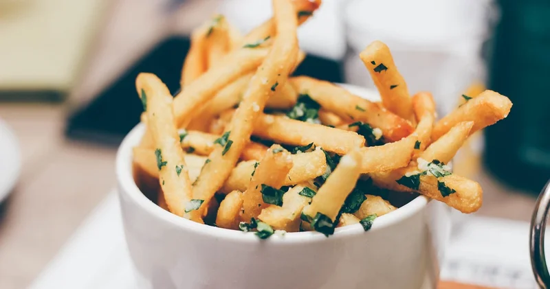 Dışı cips gibi çıtırdıyor, içi pamuk gibi yumuşak kalıyor! 40 yıllık şeflerin patates kızartması sırrı açığa çıktı