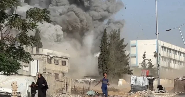 İşgalciler Gazze de bir okulu bombaladı: Saldırı anı kamerada VİDEO İZLE