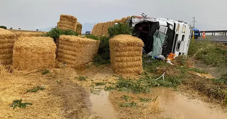Denizli de feci kaza! Saman yüklü TIR devrildi: Sürücü öldü, eşi ve çocukları yaralandı