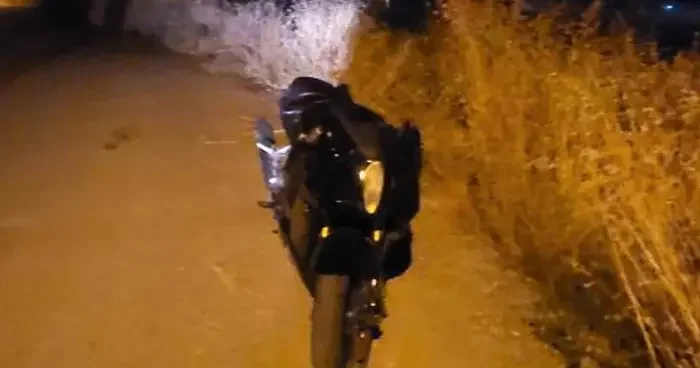 Çaldıkları motosikleti boş araziye atıp kaçtılar