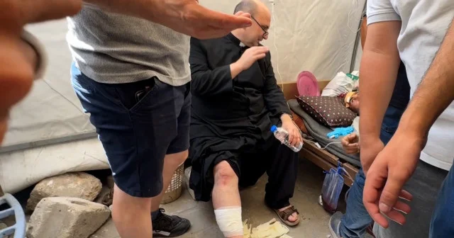 İsrail Gazze de hiçbir kutsal tanımıyor: Latin Kilisesi ne yapılan saldırıda rahip Cebrail Romanili de yaralandı VİDEO İZLE