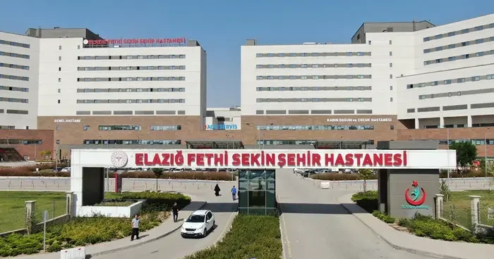 Altyapı çalışmalarında boruların altında kalan belde başkanı ve personel yaralandı