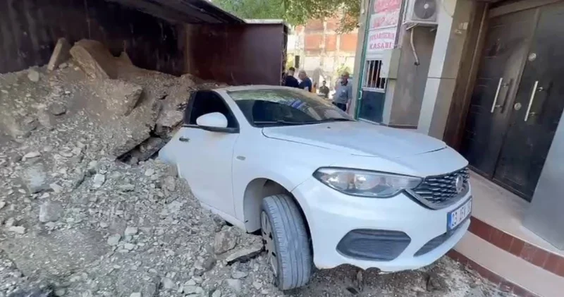 Hafriyat boşaltan kamyon caddeyi birbirine kattı