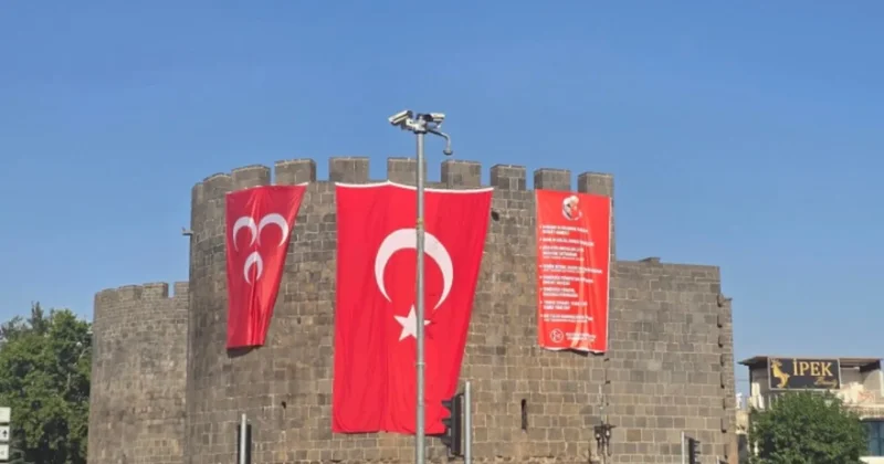 Bahçeli talimat verdi, Diyarbakır surlarına üç sancak asıldı Sözcü Gazetesi
