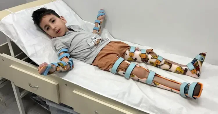 Sivrisinek ısırması sonrası hareketsiz kalmıştı! Milyonda bir görülen hastalık: Emir Özbakan için umut doğdu