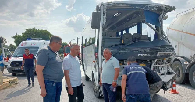 Midibüsün kamyonla çarpıştığı kazada yedi yaralı Afyonkarahisar Haberleri